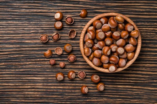 Ciotola piena di nocciole.