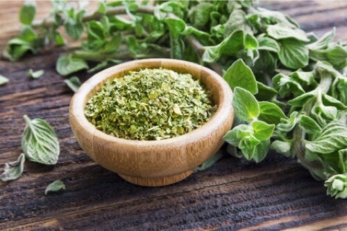 Origano in foglie.