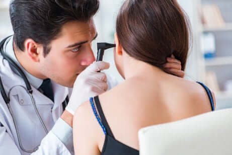 Medico che procede alla stimolazione del nervo vago nello orecchio.