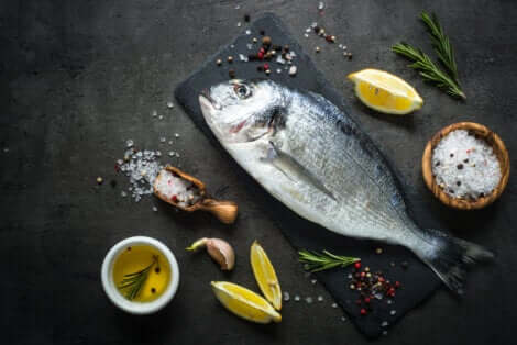 Il pesce di grandi dimensioni è tra gli alimenti vietati in gravidanza.
