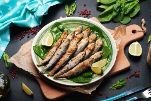 Piatto di sarde cotte.