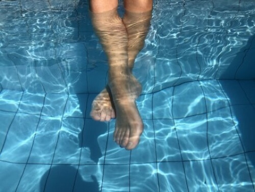Prendersi cura dei piedi in estate e piscina.