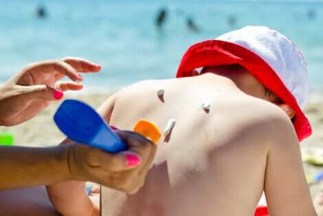 Protezione solare per il bambino.