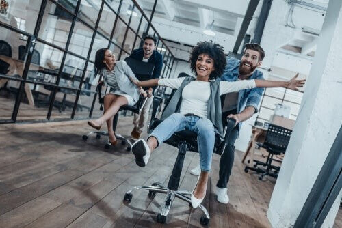 Ragazzi che scatenano il quartetto della felicità.