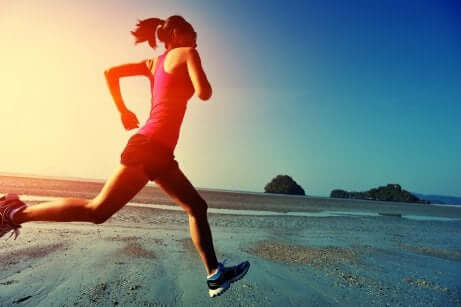 Ragazza fa jogging in riva al mare.