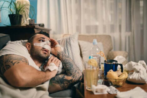 Uomo sul divano e recupero dopo settoplastica.