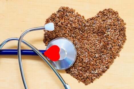 Cuore fatto di semi per prevenire le malattie cardiovascolari.