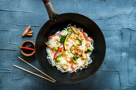 Cucina thailandese, wok con spaghetti con verdure.