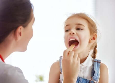 Visita pediatrica per la mononucleosi.