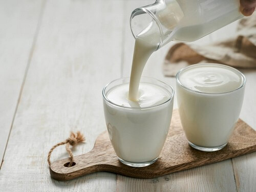 Bicchieri di yogurt e latte.