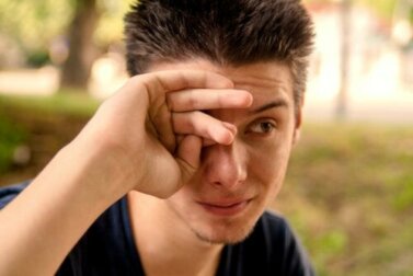 Occhi che lacrimano: quali sono le cause?