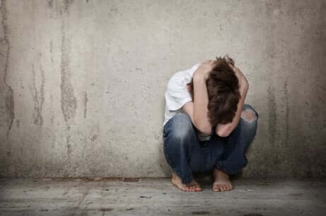 Bambino disturbato con schizofrenia infantile.