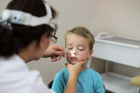 Vegetazioni adenoidi nel bambino e visita dal pediatra.
