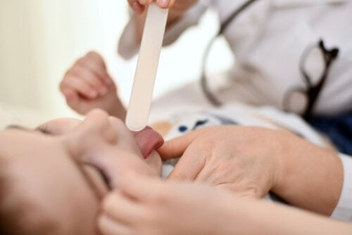 Bambino durante visita per vegetazioni adenoidi.