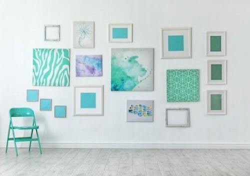 Parete decorate con fotografie.