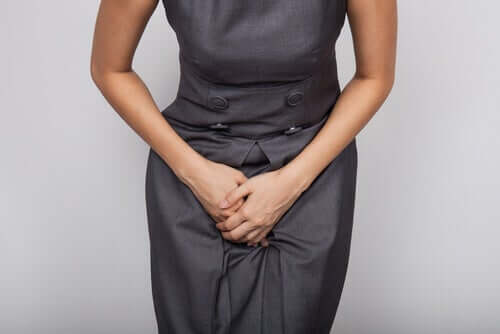 Sintomi di malattia sessualmente trasmissibile come dolori al basso ventre.