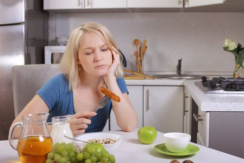 Donna a dieta e permaressia.