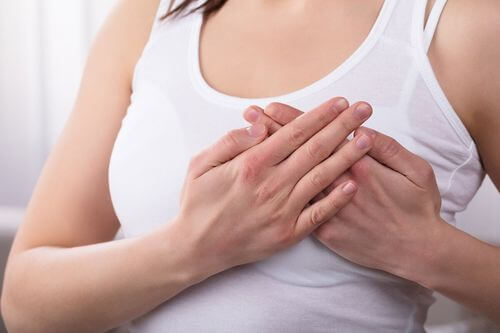 Donna con dolore da mastite.