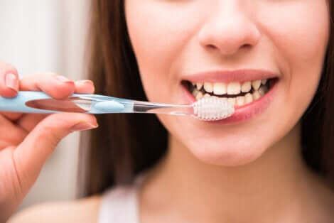 Donna con spazzolino da denti.