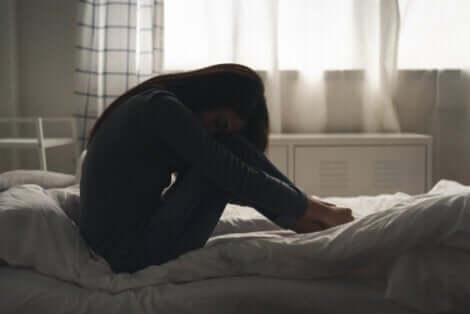 Donna con disfunzione sessuale femminile depressa sul letto.