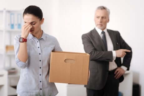 Donna licenziata con brutalità.