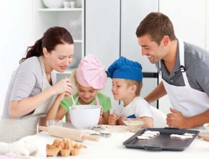 Famiglia che cucina insieme.
