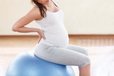 Esercizi per calmare il mal di schiena in gravidanza.