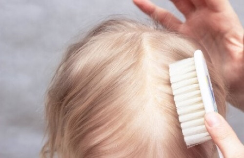 Cura dei capelli del neonato.