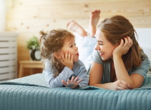 Bambina che parla con la madre.