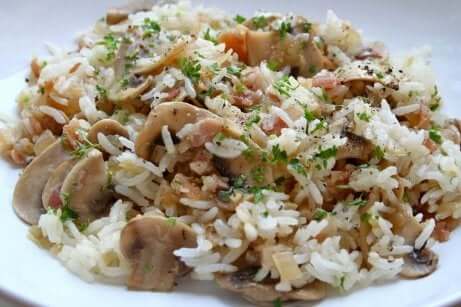 Piatto di riso integrale con funghi champignon e coriandolo.