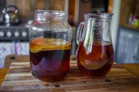 Caraffa e barattolo con tè kombucha.