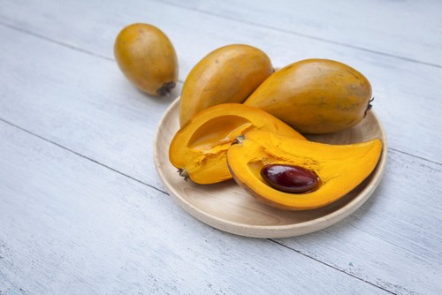 La lucuma tagliata a metà.