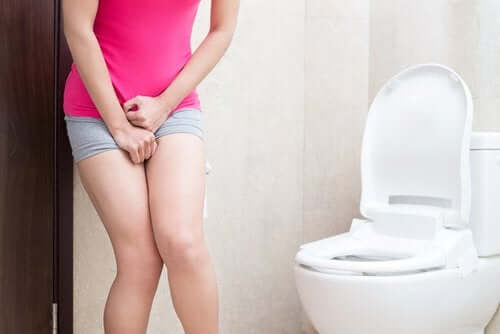 Donna con stimolo della urina perché soffre di nicturia.