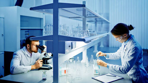 Ricercatori in un laboratorio.