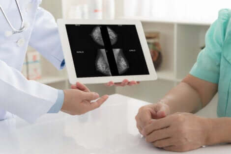 Medico mostra mammografia alla paziente.