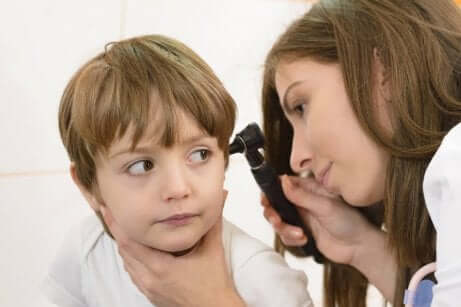 Bambino durante visita dall'otorino.