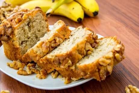 Fette di banana bread alle mandorle.