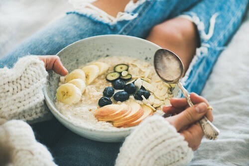 Porridge di avena e frutta.