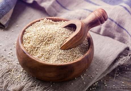 Ciotola con quinoa ideale per dieta vegana.
