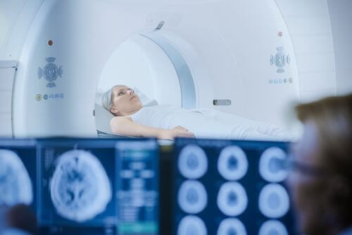 Donna che si sottopone a radioterapia al cervello.
