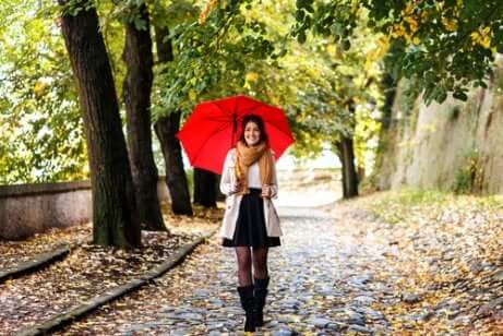 Ragazza che passeggia in un viale.