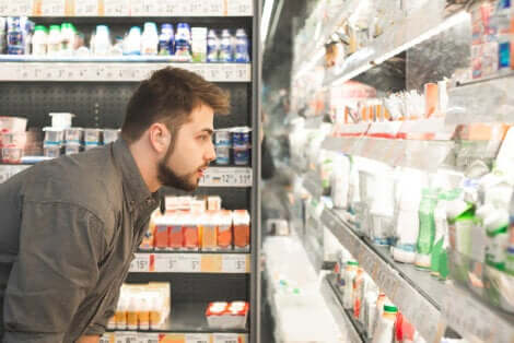 Ragazzo al supermercato davanti al banco dei latticini.