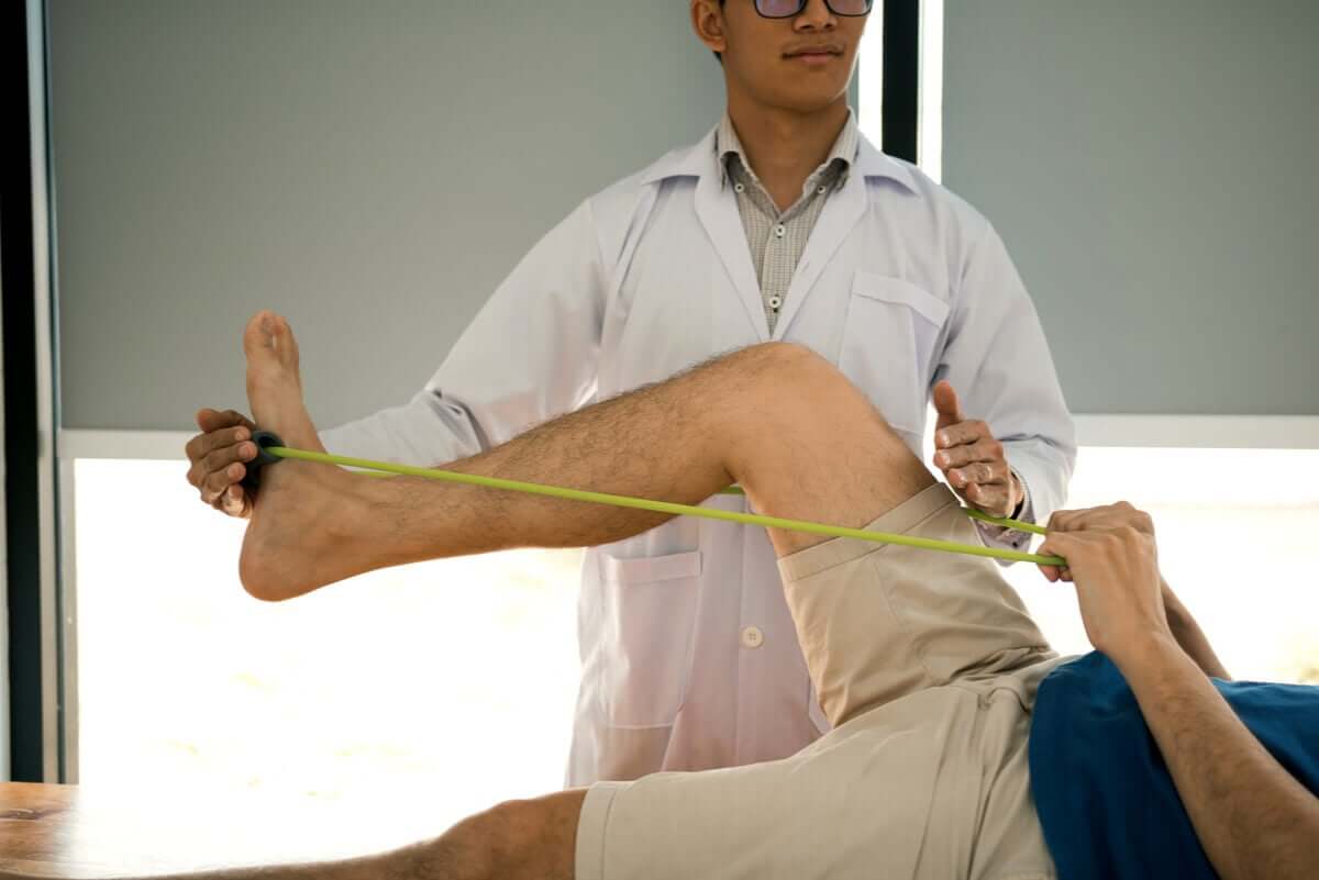 Riabilitazione con elastico.