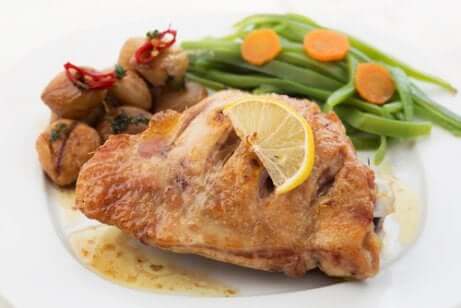 Carne con patate e verdurine.