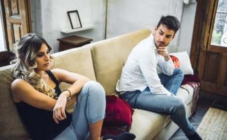 Mancanza di fiducia dovuta a infedeltà.