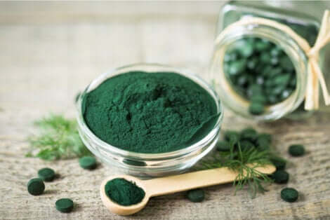 Integratori di spirulina in polvere e in compresse.