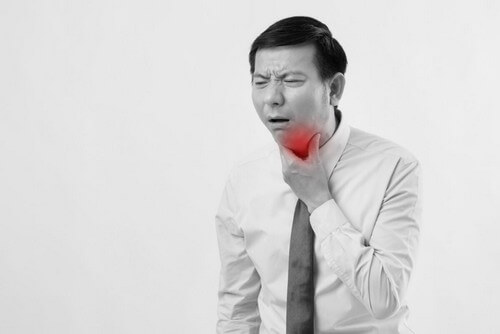 Uomo con mal di gola e tosse.