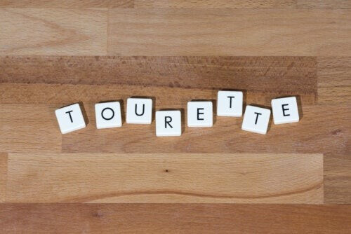 Tourette scritta a lettere.