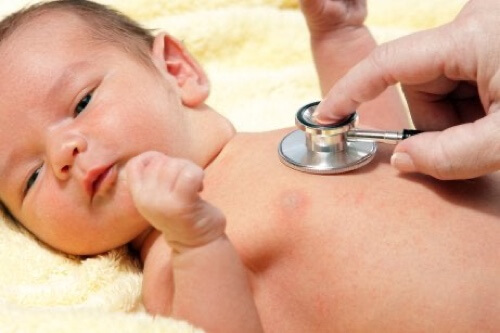 Visita al cuore del neonato.
