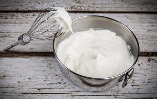 Acquafaba montata a neve.